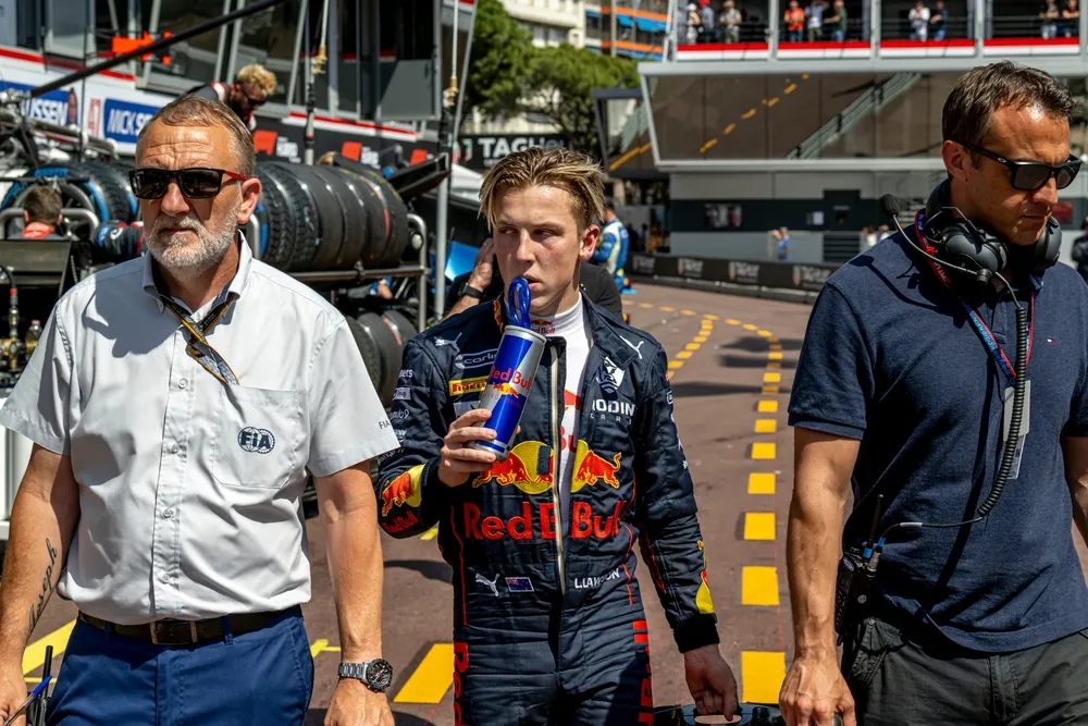 Red Bull zwolnił kierowcę za rasistowskie uwagi podczas gry na platformie on line