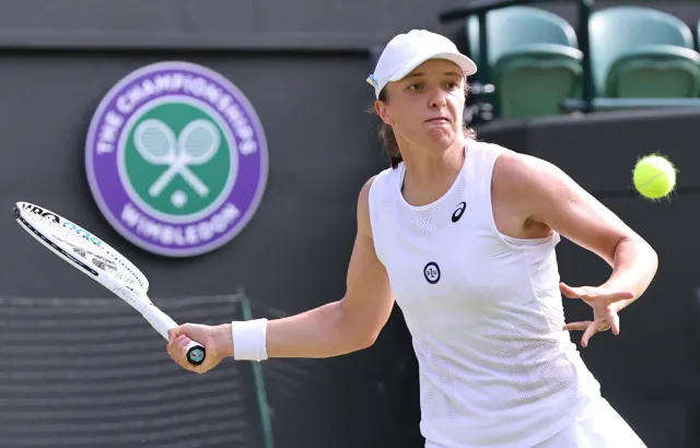 Koniec zwycięskiej serii Igi Świątek. Porażka Polki w Wimbledonie z Alize Cornet