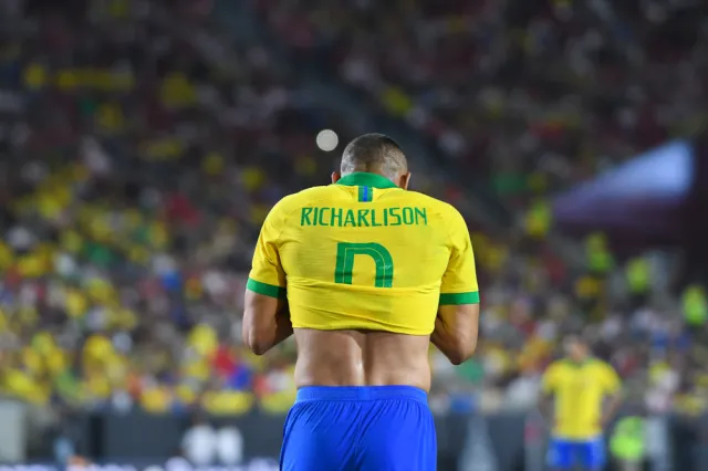 Richarlison ukarany za odrzucenie świecy dymnej w trybuny