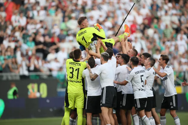 Boruc rozpłakał się na Łazienkowskiej. Cztery gole w pożegnalnym meczu