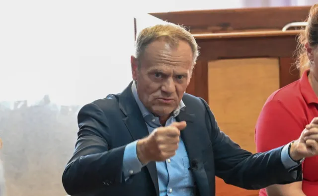 Kierowca Kaczyńskiego gnał na mszę, łamiąc przepisy. Tusk: Jarku, uważaj, proszę...