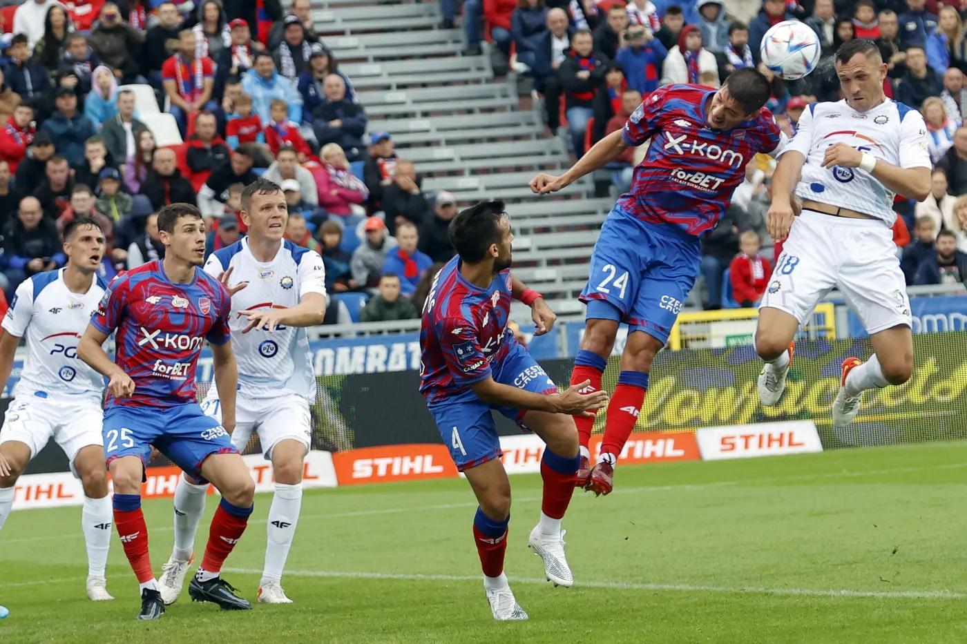 Pięć goli w Częstochowie. Raków pokonał Stal [WIDEO]