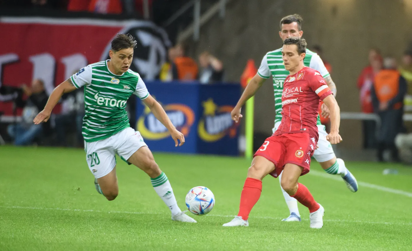 Zawodnik Widzewa Łódź Paweł Zieliński (P) z Widzewa oraz Conrado Holz Buchanelli (L) z Lechii Gdańsk podczas meczu 3. kolejki piłkarskiej Ekstraklasy