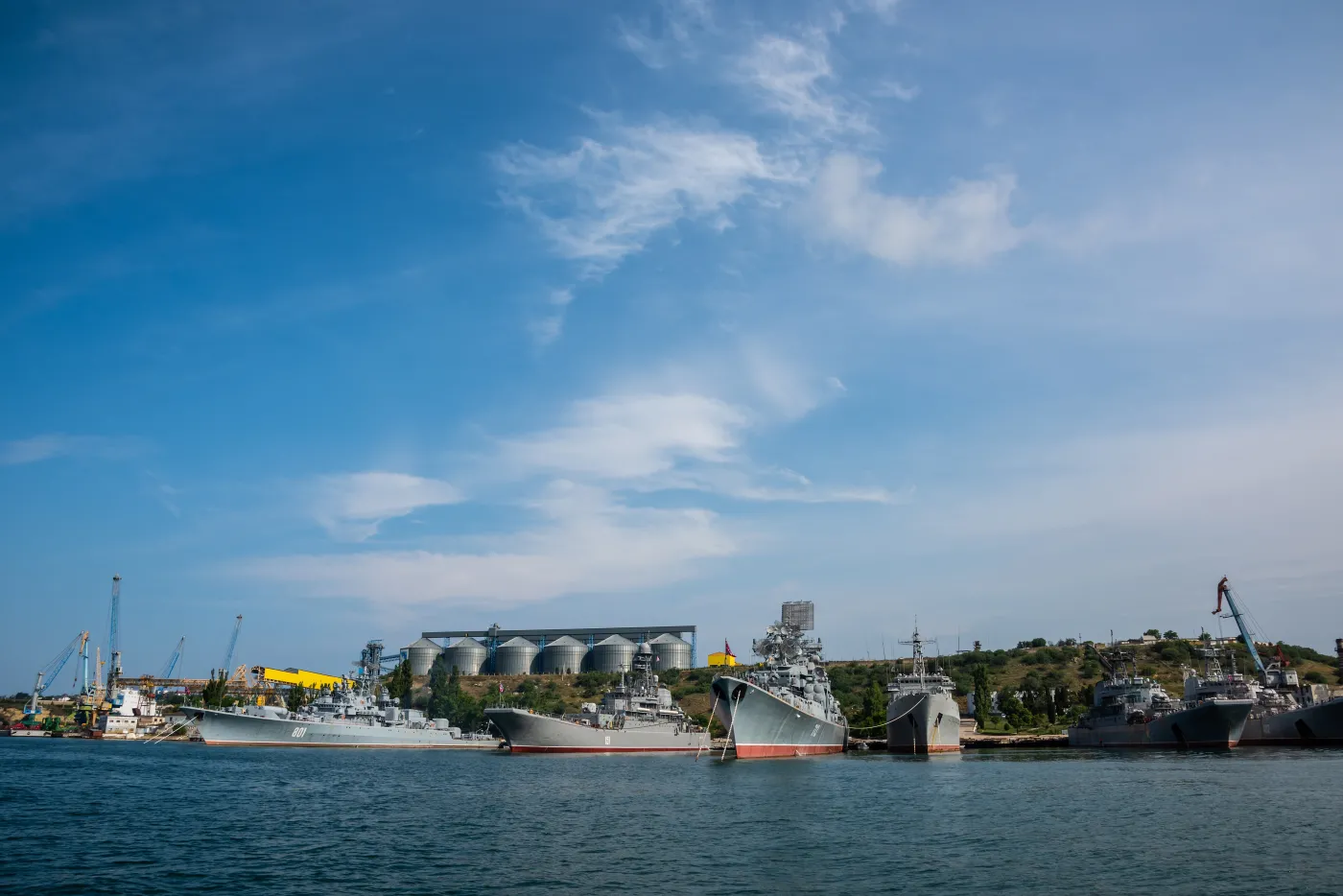 Atak dronów na port w Sewastopolu. Brytyjski wywiad: Kolejny cios dla Floty Czarnomorskiej