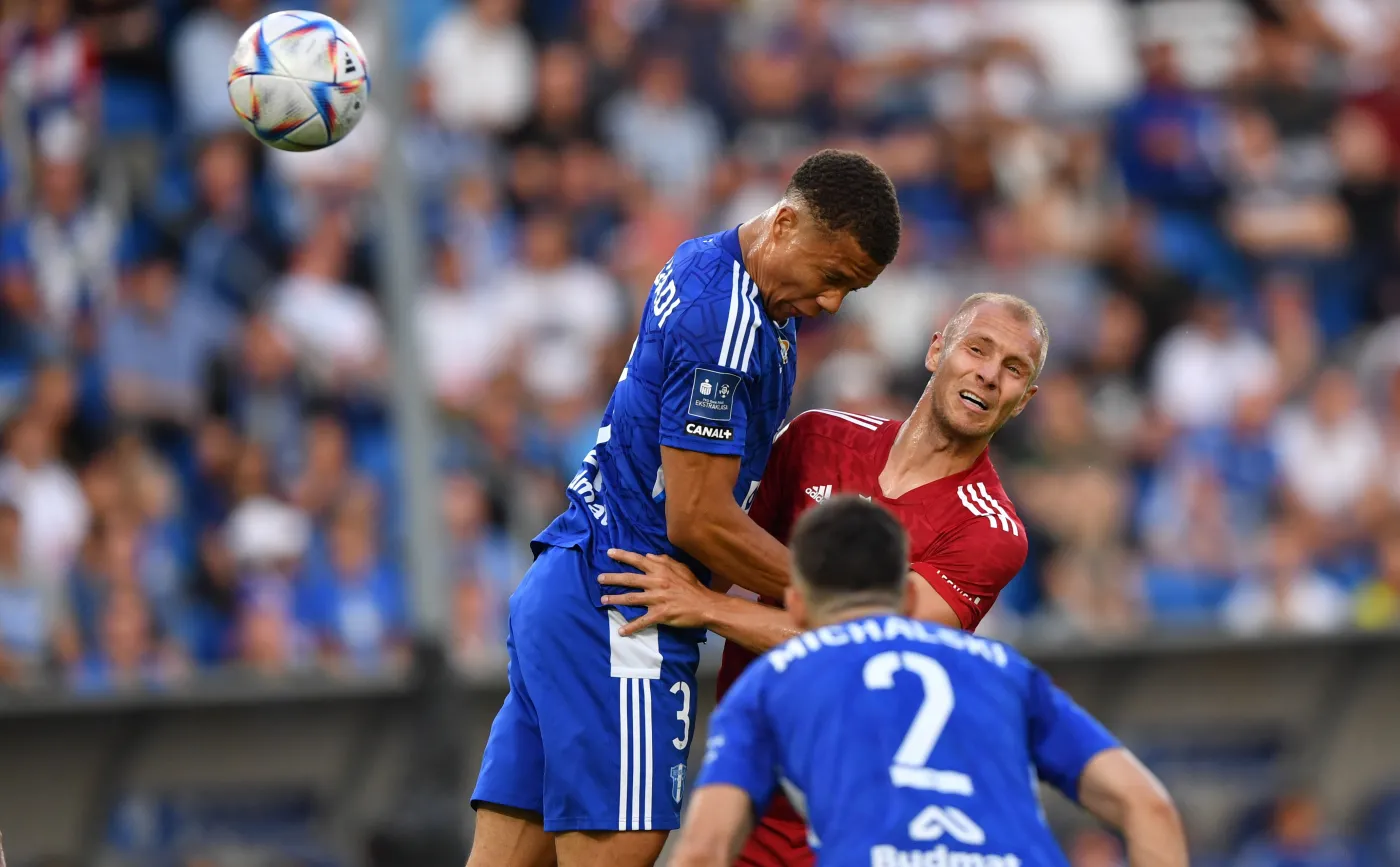 Zawodnik Wisły Płock Steve Kapuadi (L) i Kamil Zapolnik (P-tył) z Miedzi Legnica podczas meczu 4. kolejki piłkarskiej Ekstraklasy