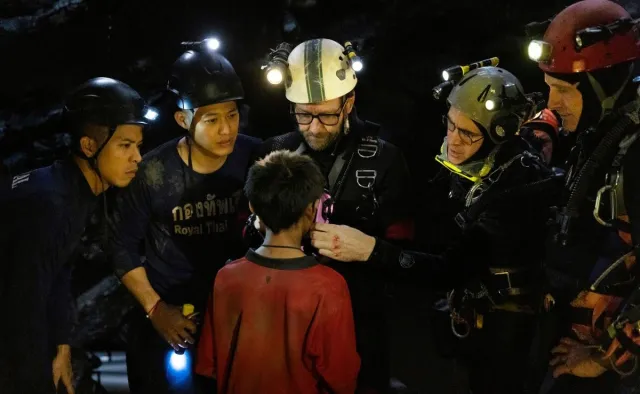 "Trzynastu" o akcji ratunkowej w jaskini Tham Luang to porywające widowisko [#DobryCynk]