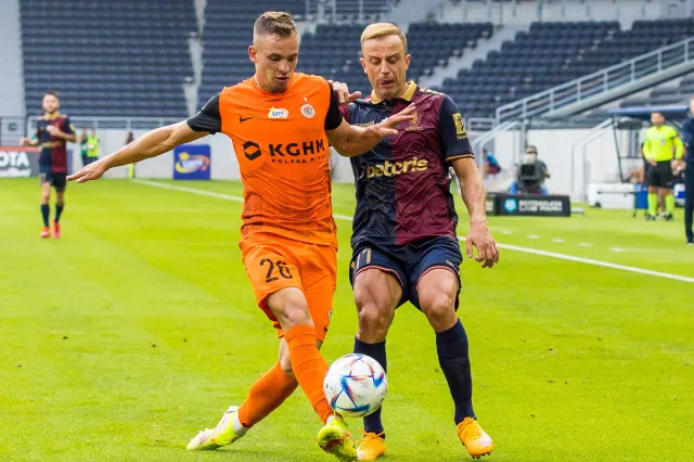 Kapitalny gol Dąbrowskiego. Pogoń nie traci kontaktu z czołówką [WIDEO]