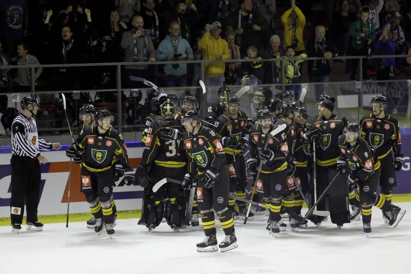 Zawodnicy GKS Katowice cieszą się po wygranym meczu grupy D hokejowej Ligi Mistrzów z ZSC Lions Zurych