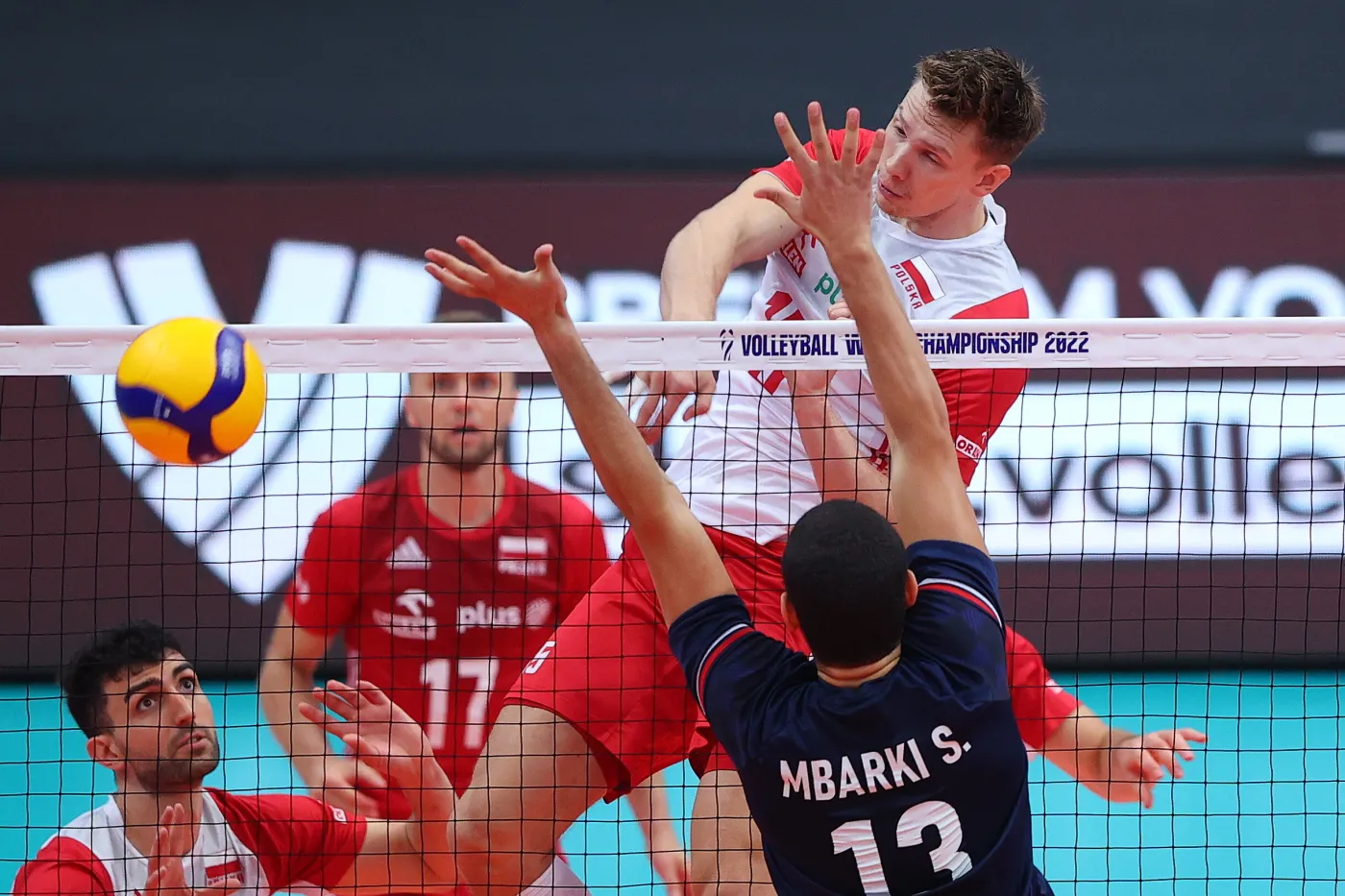 Zawodnik reprezentacji Polski Jakub Kochanowski (góra) i Selim Mbareki (dół) z Tunezji podczas meczu 1/8 finału mistrzostw świata siatkarzy w Gliwicach