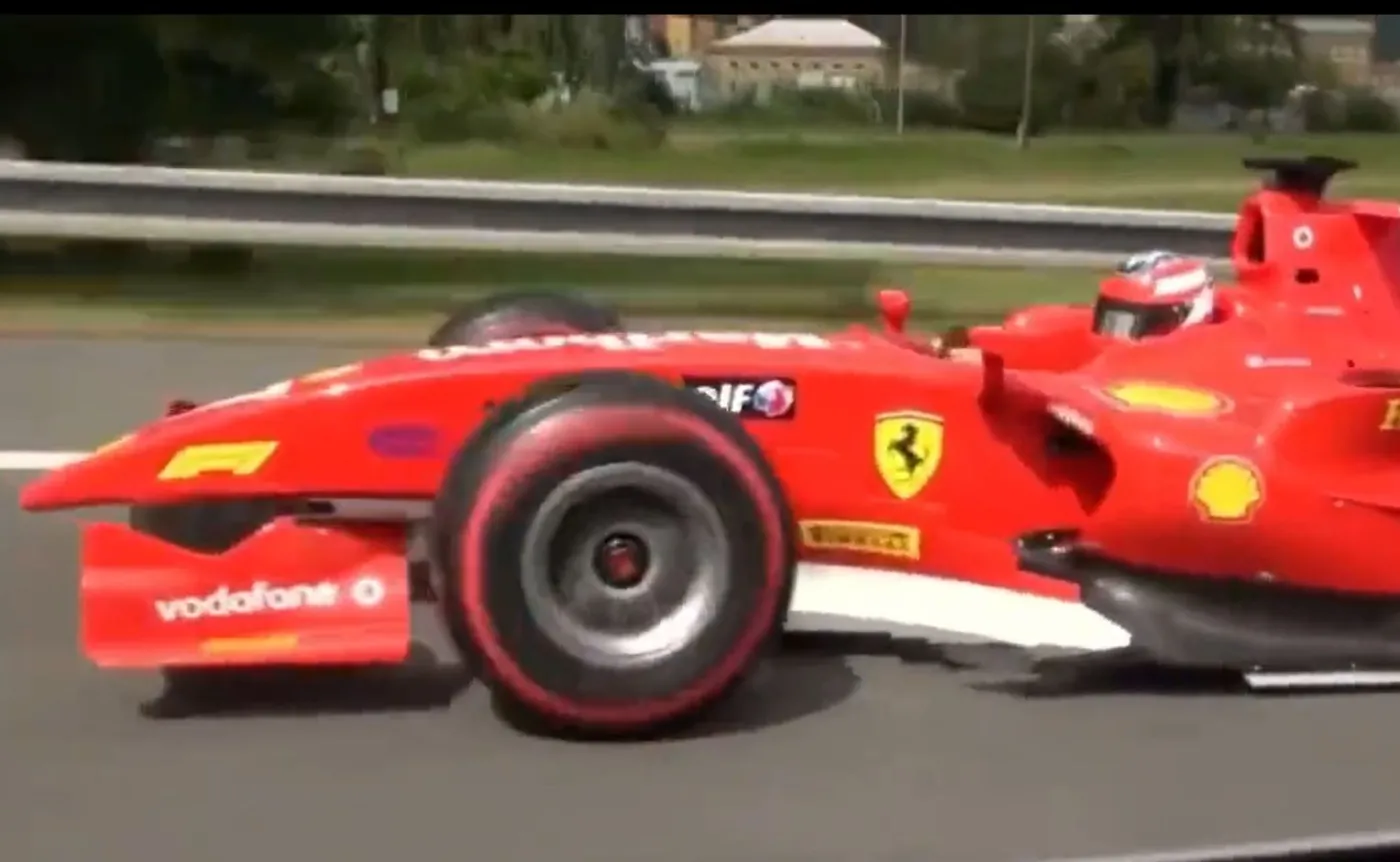 Bolid wyścigowy na publicznej drodze. Policja poszukuje kierowcy, ale ma poważny problem