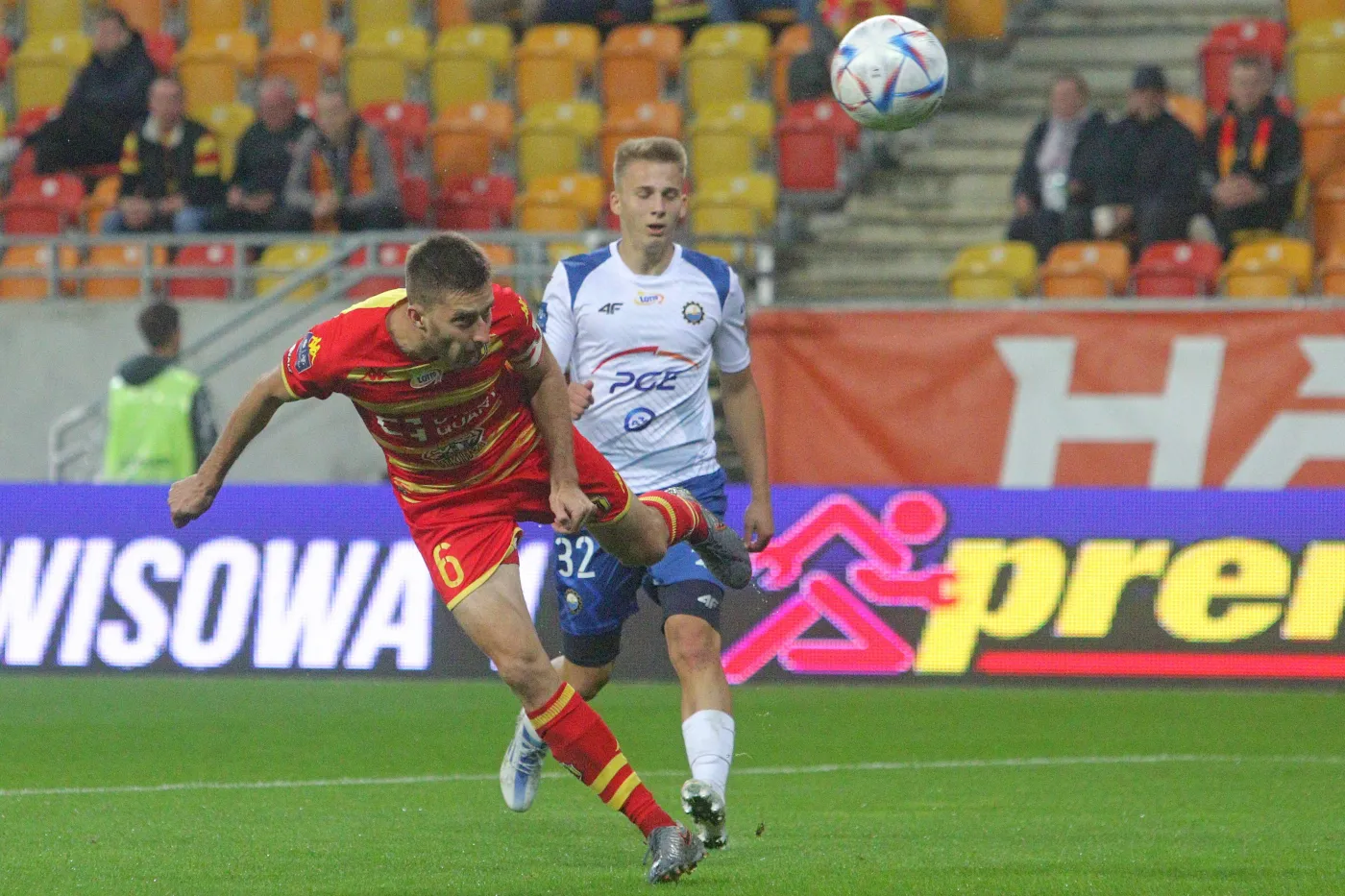 Zawodnik Jagiellonii Białystok Taras Romanczuk (L) i Fryderyk Gerbowski (P) z PGE FKS Stali Mielec podczas meczu 9. kolejki piłkarskiej Ekstraklasy