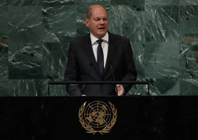 Scholz: Putin musi zrozumieć, że nie może wygrać wojny