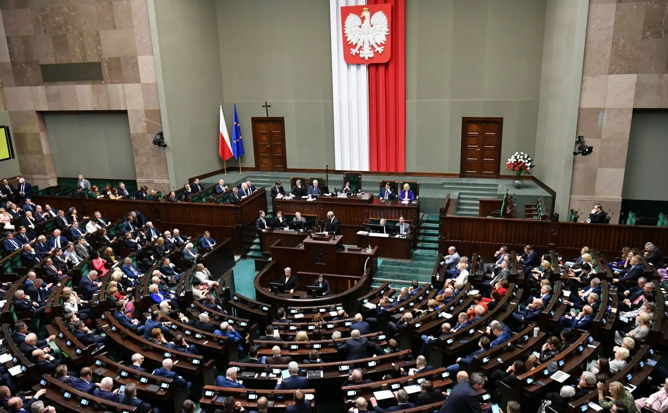 KO dogania PiS. Jedna partia ma powody do obaw. SONDAŻ