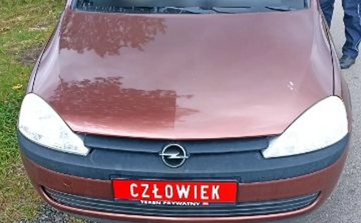 Czerwone tablice, brak prawa jazdy i OC. Kara będzie wyższa niż wartość Opla Corsy