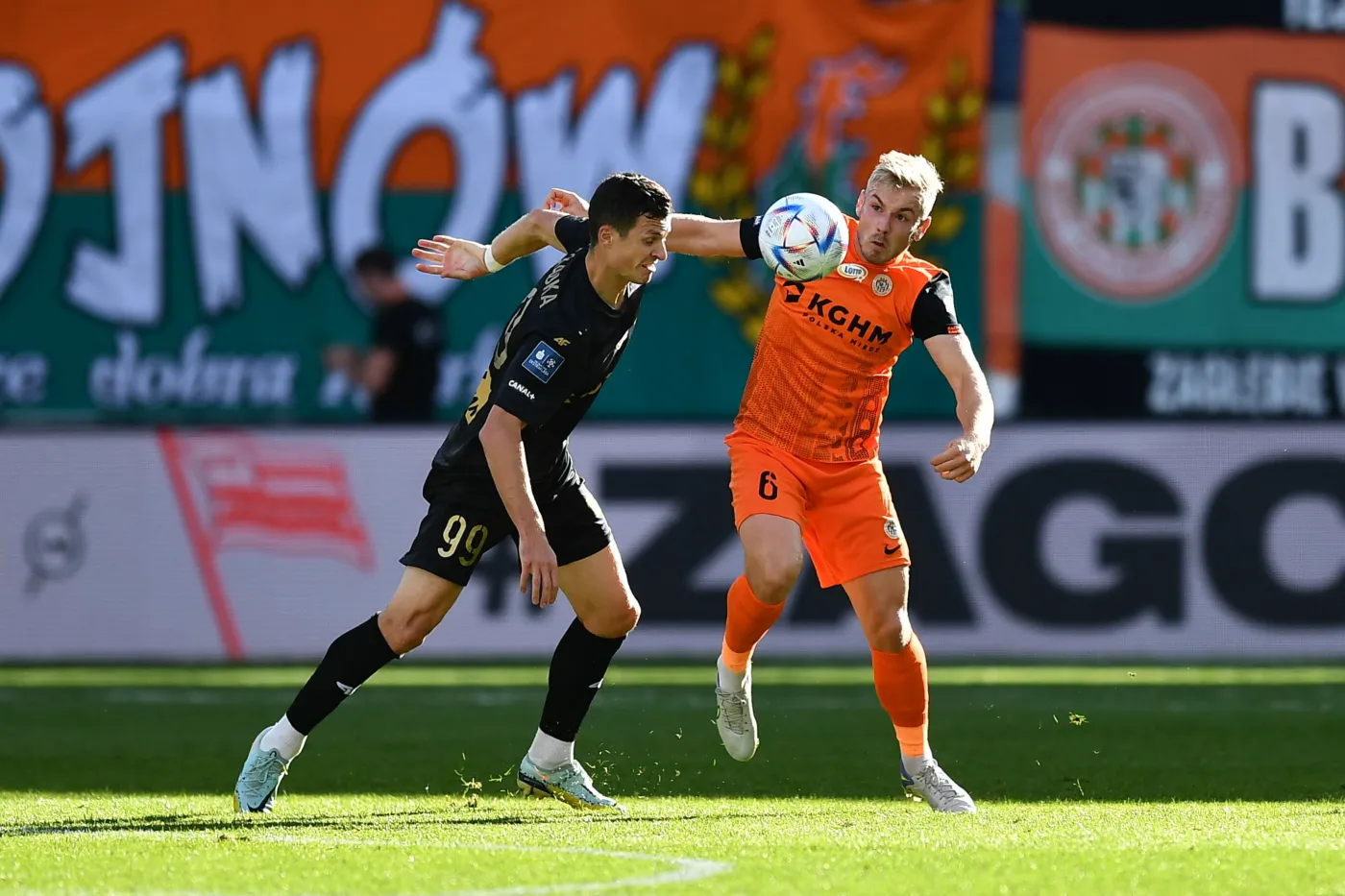 Piłkarz KGHM Zagłębia Lubin Tomasz Makowski (P) i Jewgienij Szykawka (L) z Korony Kielce podczas meczu Ekstraklasy