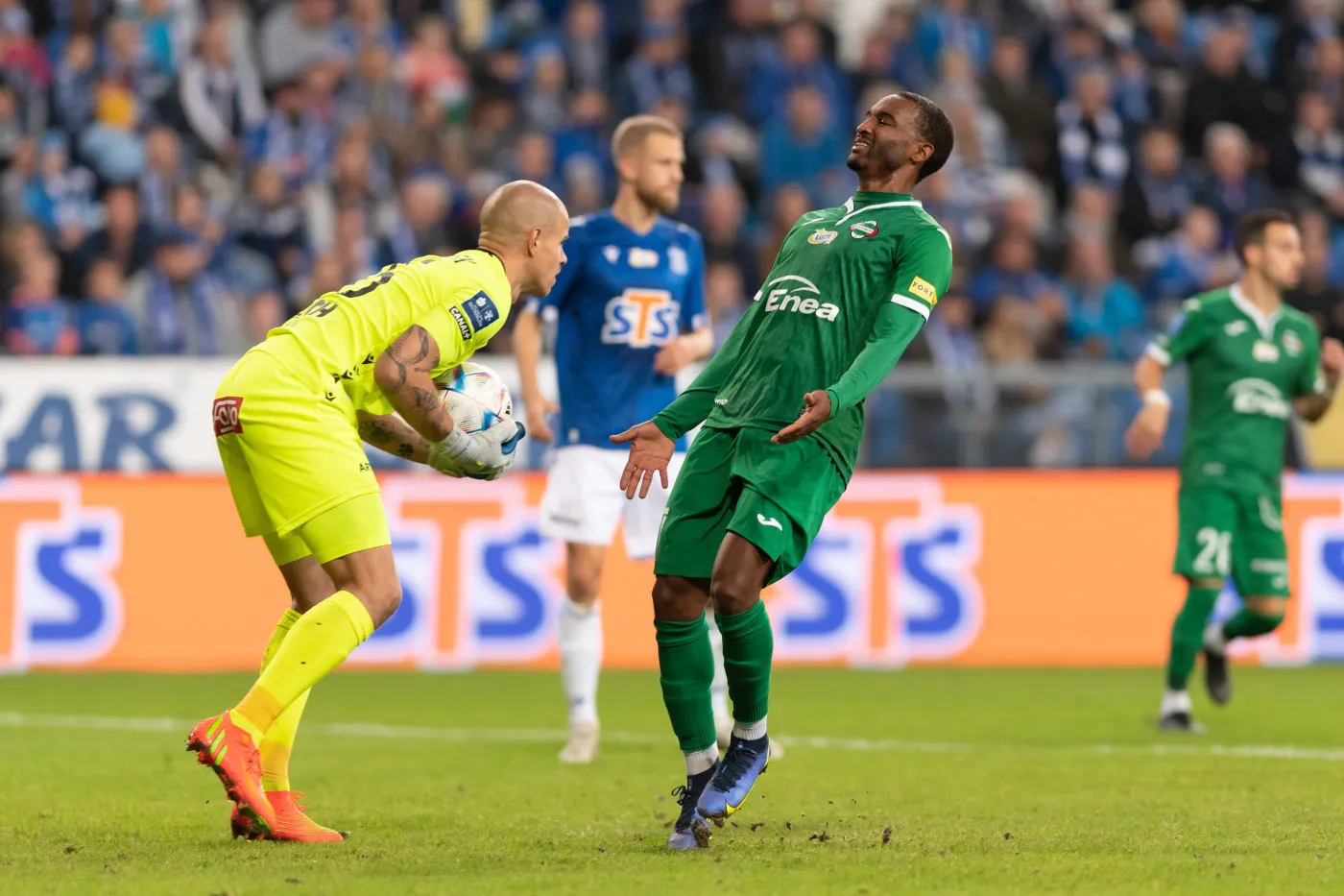 Bramkarz Lecha Poznań Filip Bednarek (L) i Lisandro Semedo (P) z Radomiaka Radom podczas meczu piłkarskiej Ekstraklasy