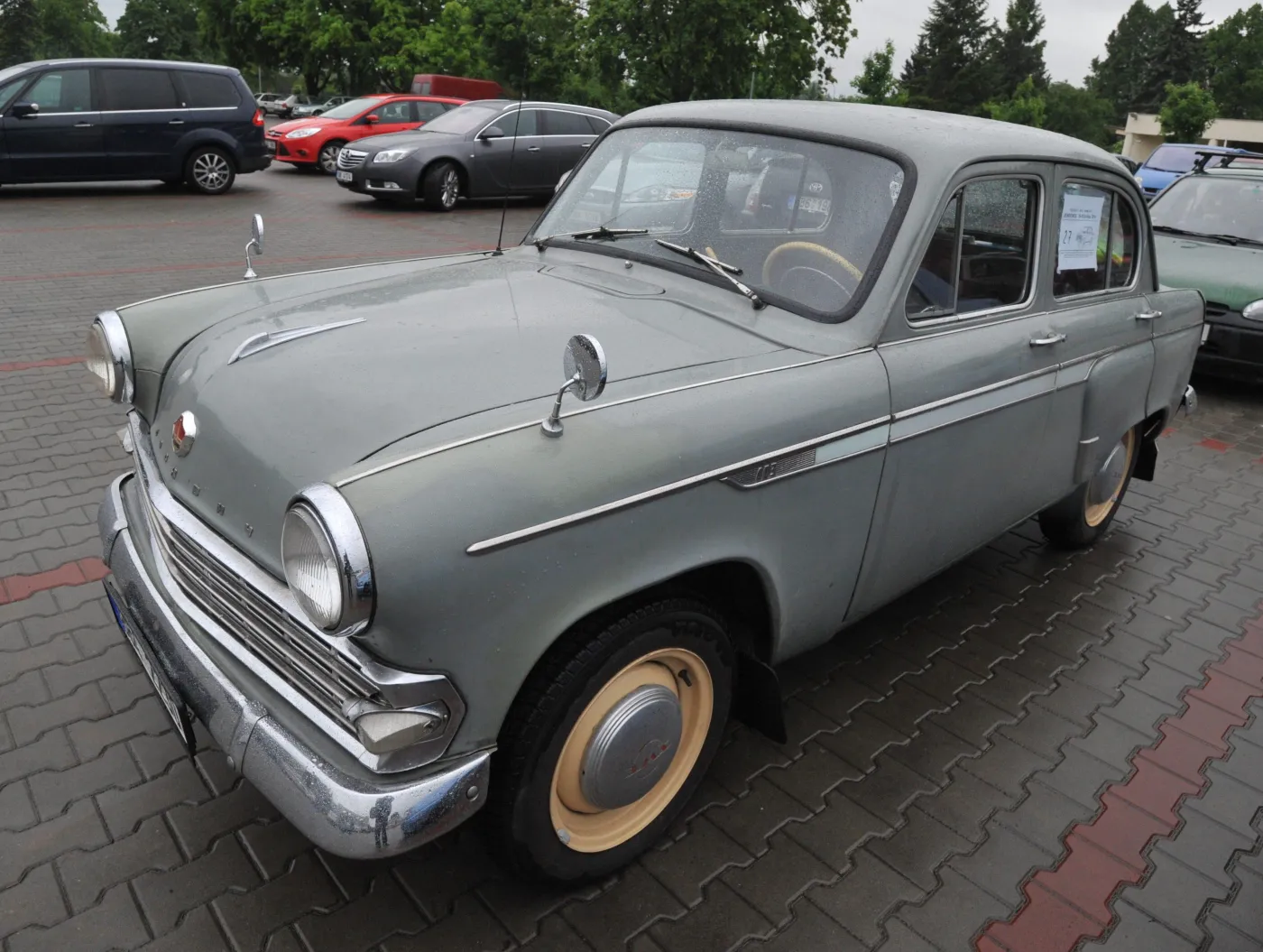 Lodówki Mir i samochody Moskwicz znów w produkcji. "Na tle wojny odradzają się sowieckie marki"