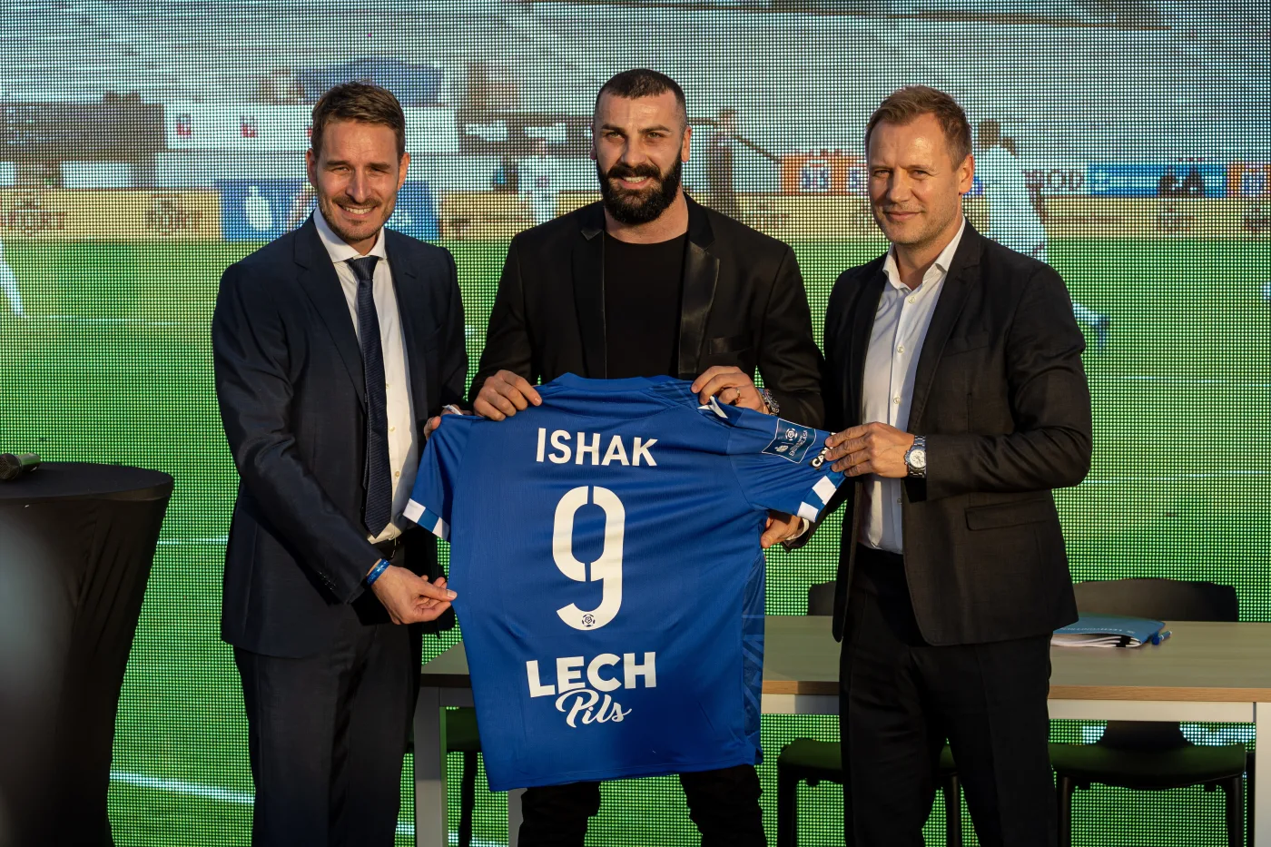 Prezes Lecha Poznań Piotr Rutkowski (L), dyrektor sportowy klubu Tomasz Rząsa (P) podpisali dziś nowy kontrakt z napastnikiem 