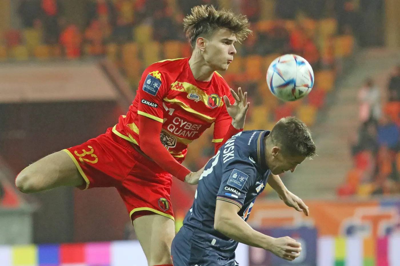 Zawodnik Jagiellonii Białystok Miłosz Matysik (L) i Radosław Murawski (P) z Lecha Poznań podczas meczu 17. kolejki piłkarskiej Ekstraklasy