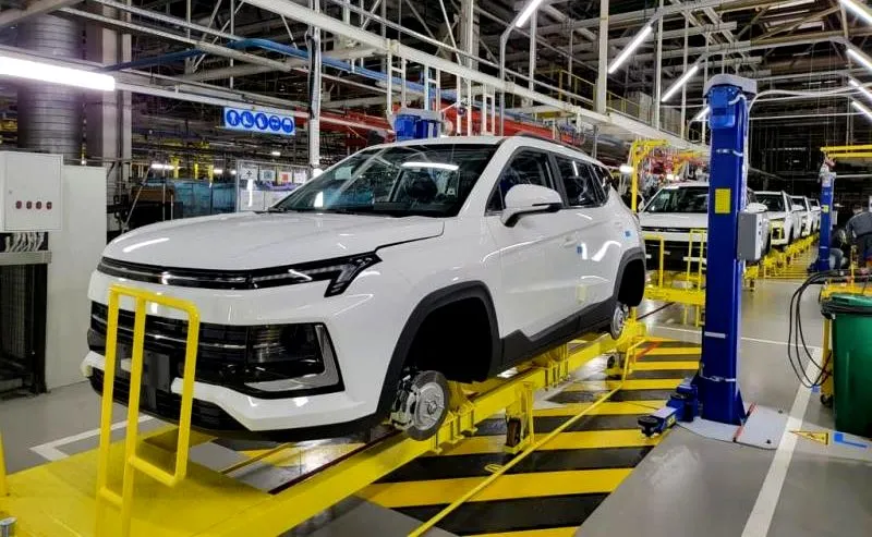 Nowy Moskwicz szybszy niż Izera. Produkcja już ruszyła, pomogli Chińczycy