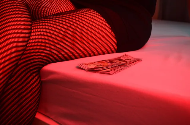 Prostytucja i praca seksualna w PRL. "W jedną noc zarabiały więcej niż robotnik przez miesiąc” [ROZMOWA]