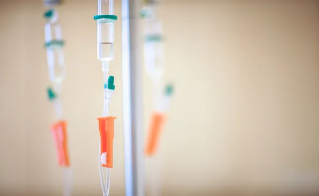 SUKCES! Naukowcy wyleczyli mężczyznę chorego na COVID-19 przez 411 dni