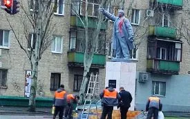 W kostnicach brakuje miejsc, krematoria pracują bez przerwy, a Rosjanie... wznoszą pomniki Lenina