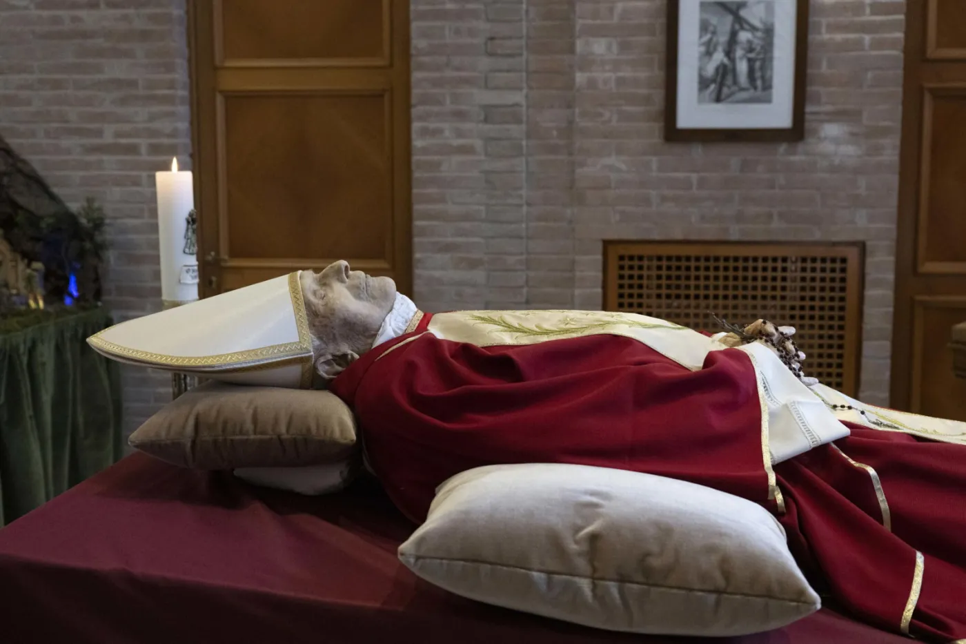 Nadzwyczajne środki bezpieczeństwa w Watykanie. Ma to związek z wystawieniem ciała Benedykta XVI