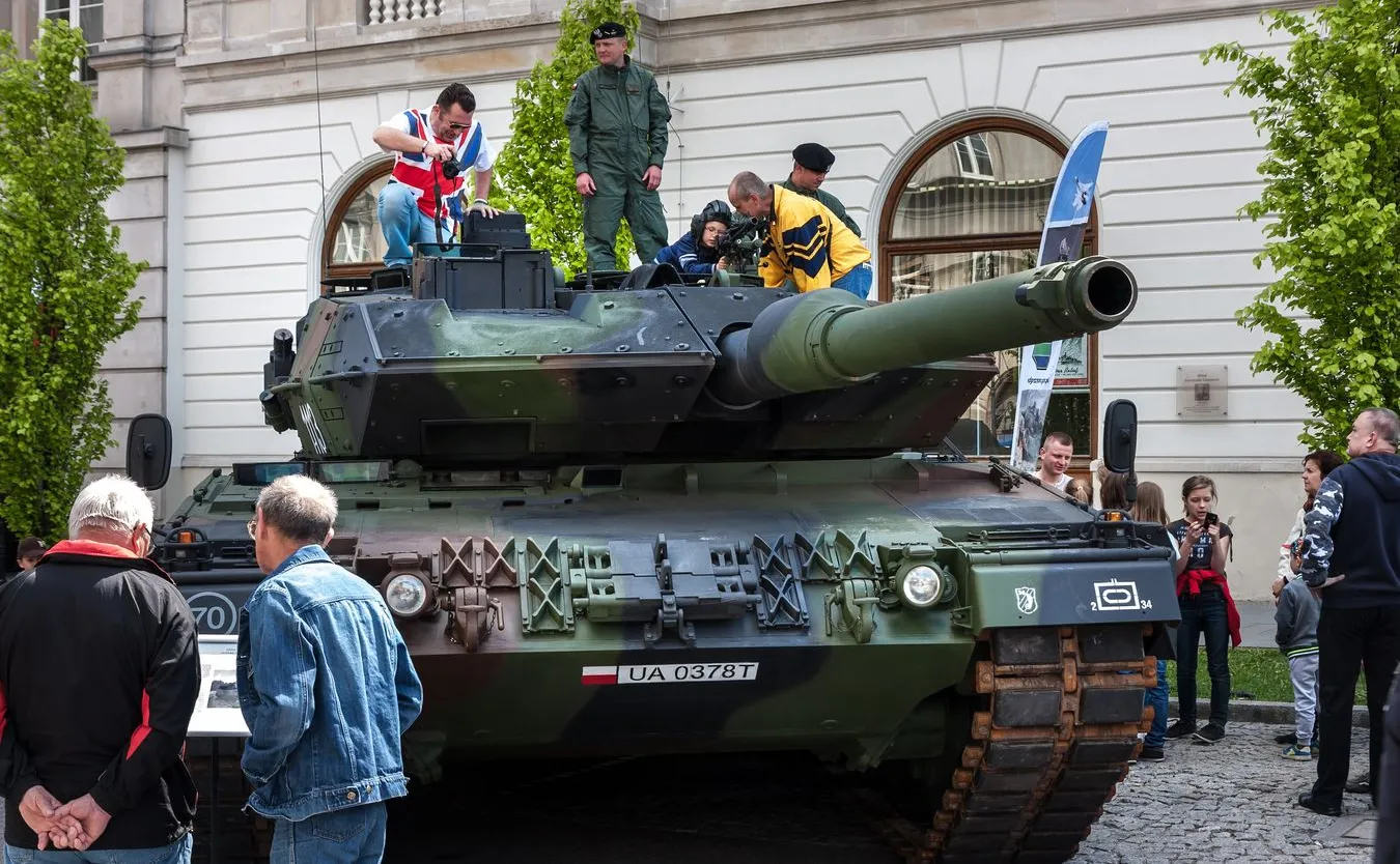 Znikający czołg Leopard 2A4 i wojskowi od modernizacji