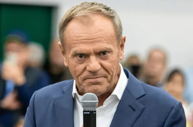 Donald Tusk pozwał TVP. Telewizja pokazywała go w czerwonej poświacie z celownikiem na klatce piersiowej