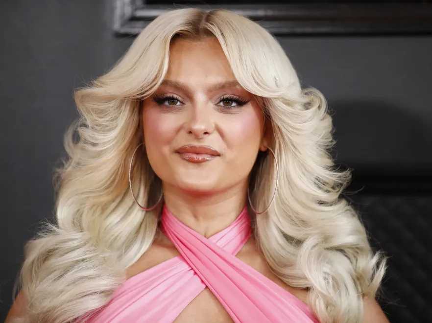 Fani kochają jej krągłości, a ona chętnie je pokazuje... Bebe Rexha oślepiała piersiami na gali Grammy [FOTO]