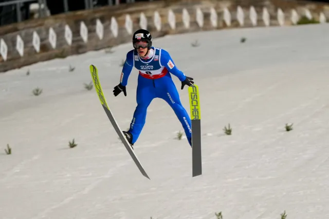 Narciarskie MŚJ: Srebrny medal polskich skoczków