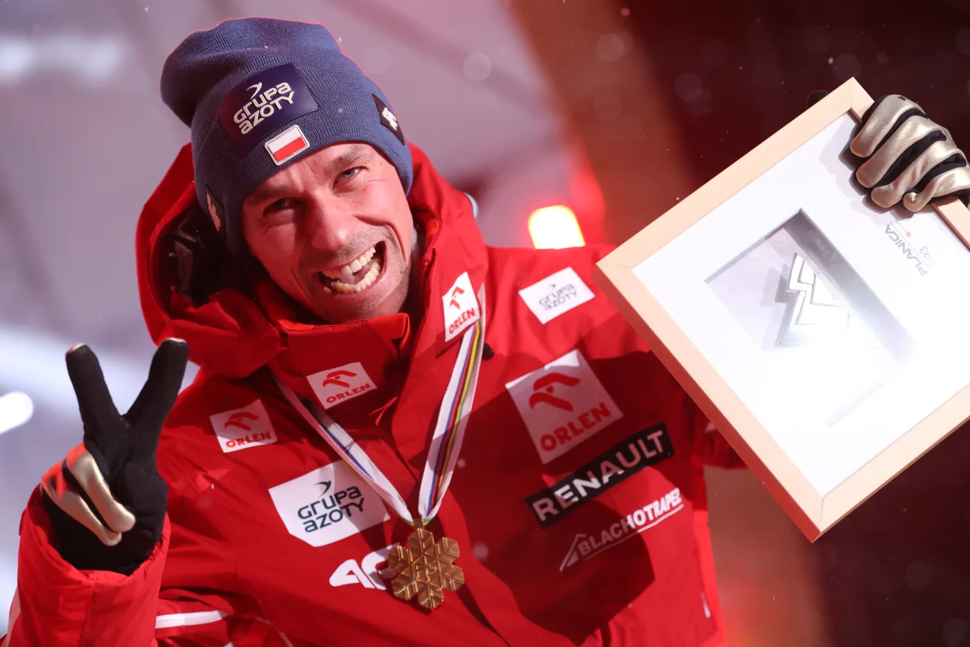 Piotr Żyła odebrał złoty medal MŚ i wysłuchał Mazurka Dąbrowskiego