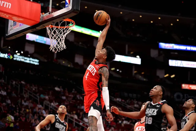 Spurs rozbici w Houston. Bucks wciąż dominują na Wschodzie [WIDEO]