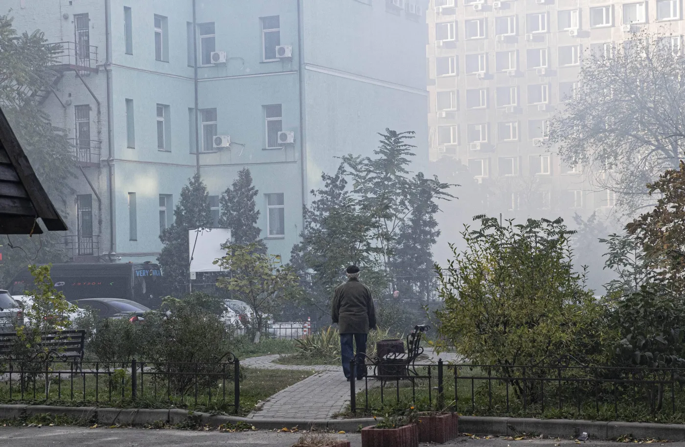 Starszy mężczyzna po ataku Rosjan na Kijów