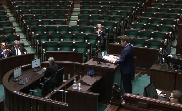 Zniesienie abonamentu i likwidacja TVP Info. Trzaskowski mówił o projekcie. Na sali z PiS tylko Suski