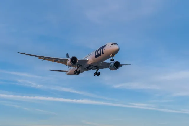 Incydent na pokładzie samolotu LOT, maszyna wróciła do Warszawy. "Naruszona nietykalność jednej ze stewardes"