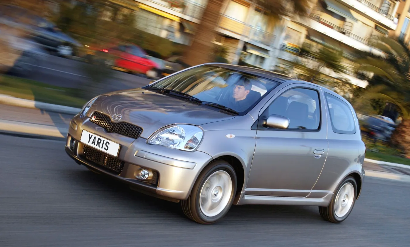 Toyota Yaris czy Fiat Punto? Oto 7 najlepszych aut za grosze. Jaki pierwszy samochód?