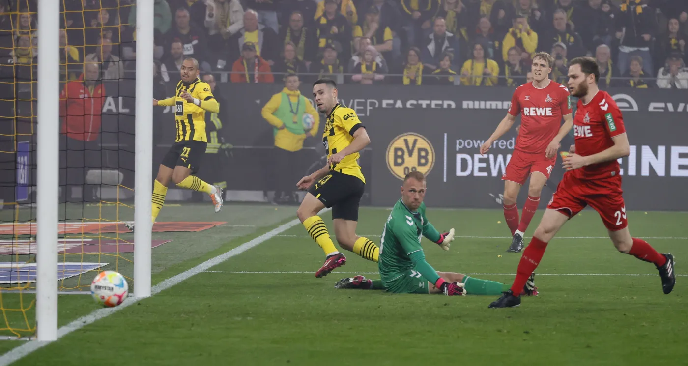Popis Borussii Dortmund, trwa seria Schalke 04 Gelsenkirchen