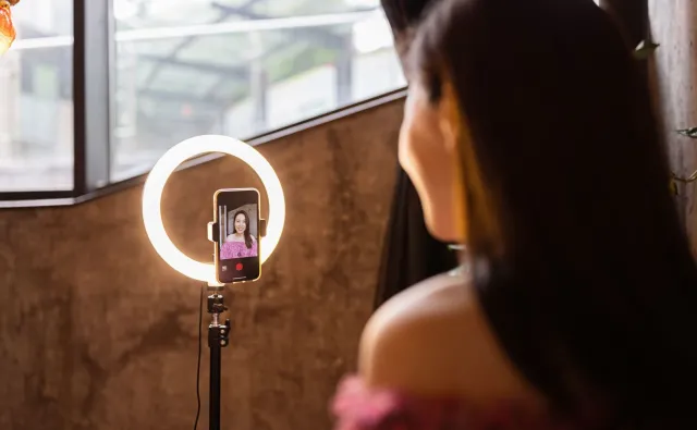 Czy influencer może chwalić polityków przed wyborami? Znamy zasady