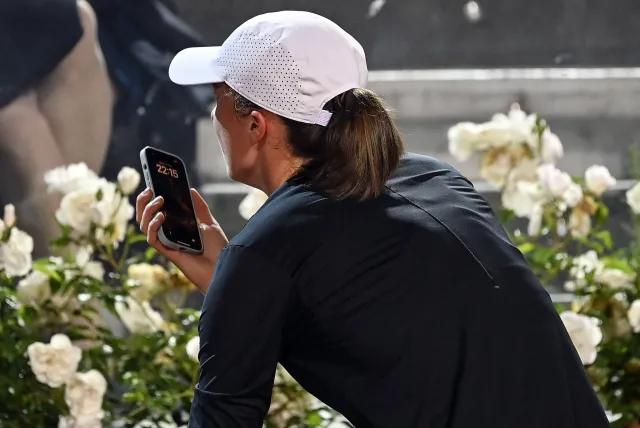 Iga Świątek najpierw odebrała telefon na korcie, potem kontuzja zmusiła ją do zejścia z niego [WIDEO]