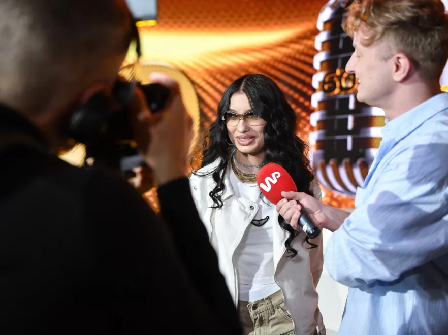 "Kto jej to zrobił?". Poruszeni do żywego internauci komentują wygląd 15-letniej Viki Gabor na konferencji TVP [FOTO]