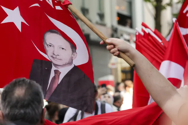 Politico: Reelekcja Erdogana wzmacnia pozycję Turcji