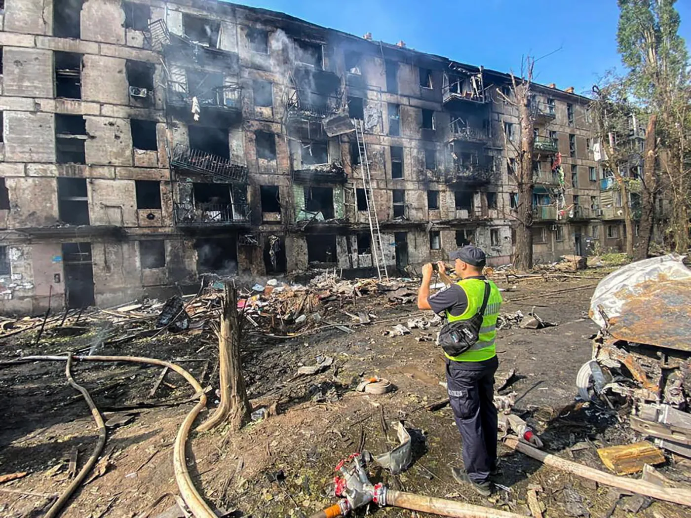 Ukraiński policjant dokumentuje zniszczenia