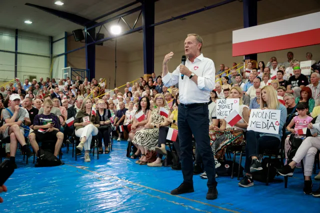 "Zawsze ostrzegam, jak się pojawia jakiś dobry sondaż...". O tym badaniu CBOS mówił Tusk