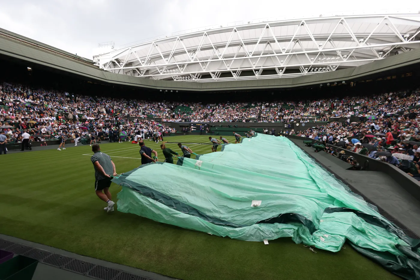 Aktywiści klimatyczni wbiegli na kort. Mecz Hurkacza na Wimbledonie przełożony