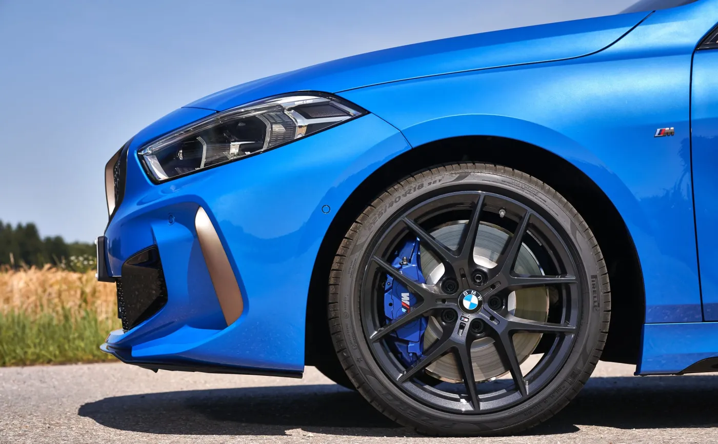 Skarbówka kupuje nowe samochody z najwyższej ligi. "Kto bogatemu zabroni, lud płaci"