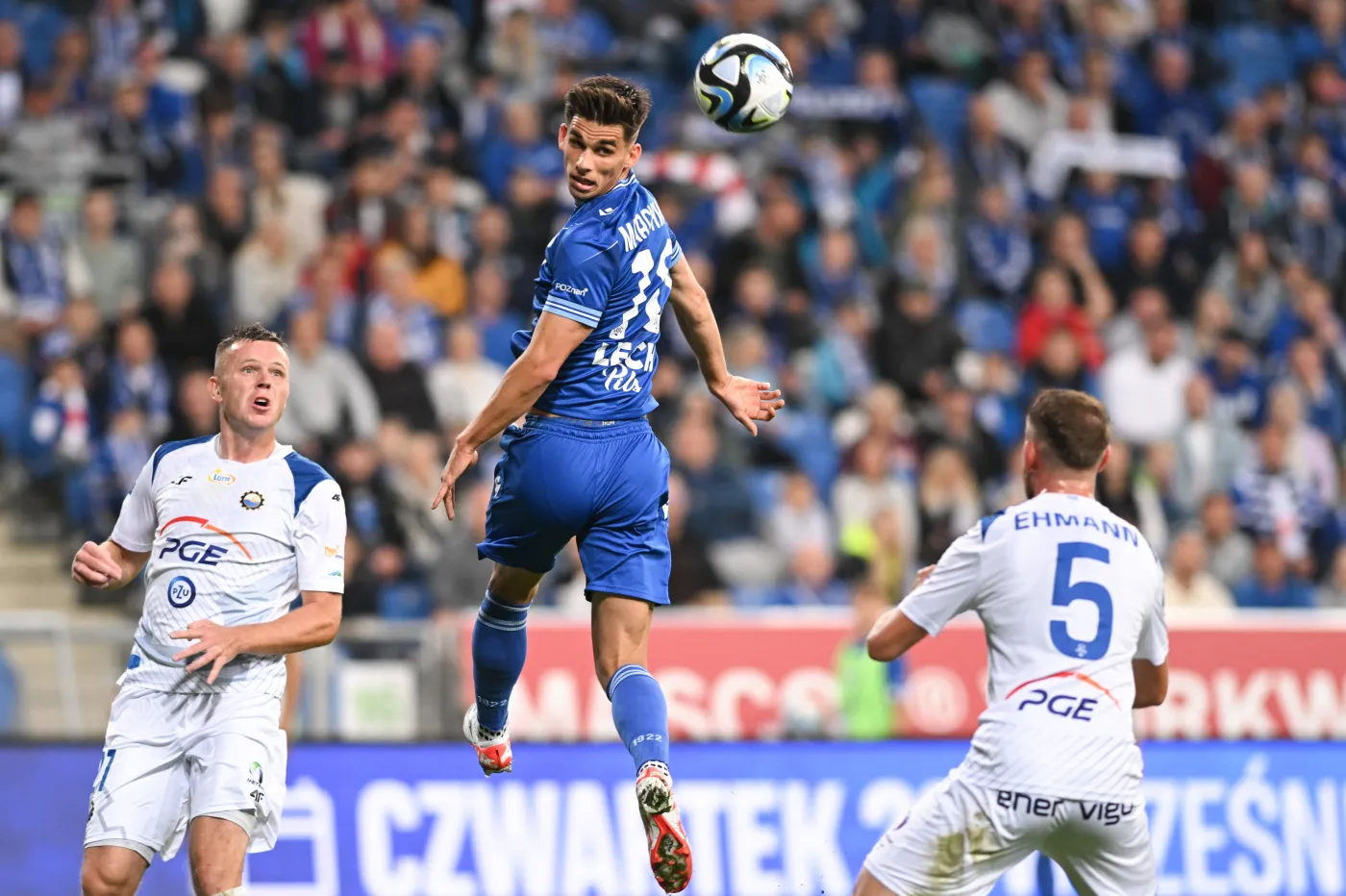 Piłkarz Lecha Poznań Filip Marchwiński (C) i Mateusz Matras (L) z PGE FKS Stali Mielec podczas meczu Ekstraklasy