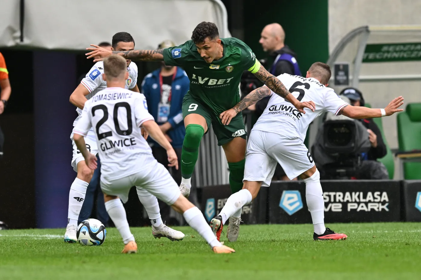 Piłkarz Śląska Wrocław Erik Exposito (C) oraz Grzegorz Tomasiewicz (L) i Michał Chrapek (P) z Piasta Gliwice podczas meczu Ekstraklasy