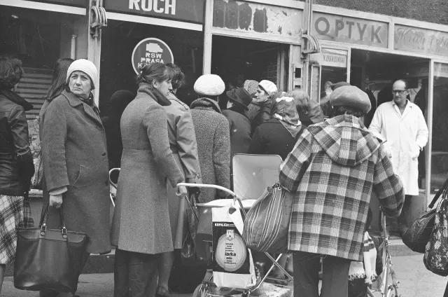 "Pan tu nie stał...". Tak wyglądały kolejki w PRL [FOTO]